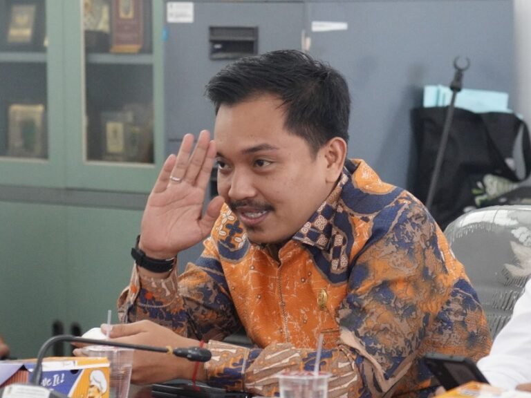 Catatan Akhir Tahun 2024, Bahaya ‘Throning’ bagi Gen-Z