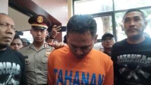 tersangka-mutilasi-mayat-dalam-koper-ngawi-saat-dihadirkan-di-polda-jatim-5_169