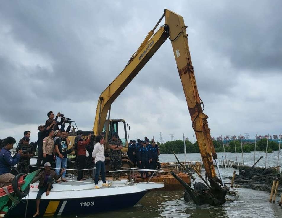 Langgar Tata Ruang, Pagar Laut Bekasi Akhirnya Dibongkar