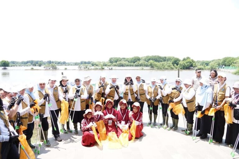 Pak Menteri Bersih-bersih Hutan Mangrove Muaragembong