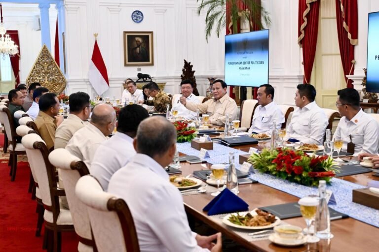 Prabowo Bahas Judi Online Sambil Makan Siang Bareng Para Menteri