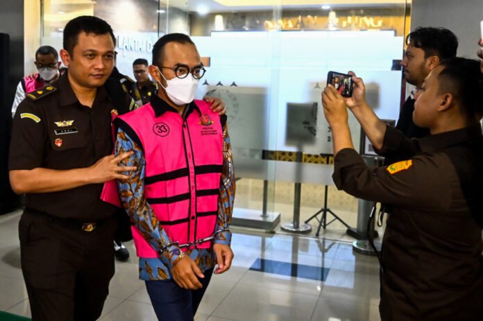 Direktur Utama PT Pertamina Patra Niaga Riva Siahaan (kedua kiri) berjalan memasuki mobil tahanan usai ditetapkan sebagai tersangka kasus dugaan korupsi dalam tata kelola minyak mentah dan produk kilang pada PT Pertamina Subholding dan Kontraktor Kontrak Kerja Sama (KKKS) tahun 2018-2023 di Kejaksaan Agung, Jakarta, Selasa (25/2/2025).
