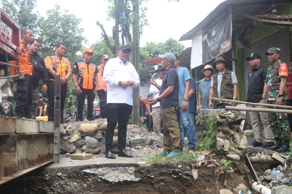 Bupati Bogor Keluarkan Dana Pribadi untuk Bangun Jembatan Ambruk Cipicung