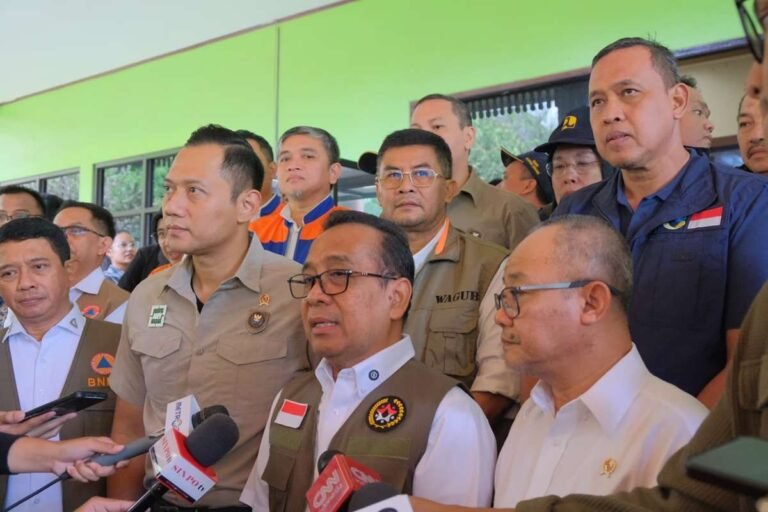 Wagub Erwan Dampingi AHY Sambangi Korban Banjir Kota Bekasi