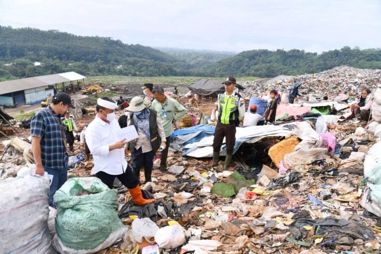 Tumpukan Sampah di TPA Sarimukti Longsor