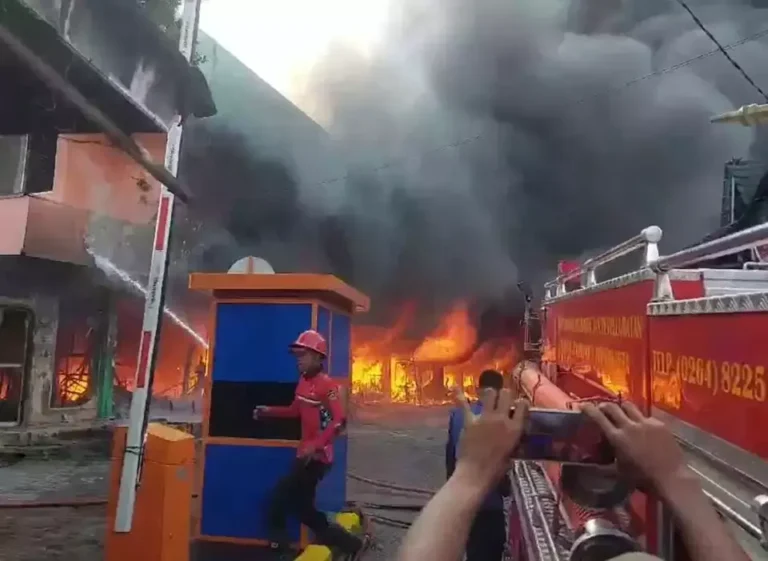 Jumat Pagi Pasar Jumaah Purwakarta Dilalap Si Jago Merah, Ratusan Kios Ludes