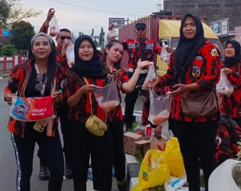 Larang Anggotanya Minta-minta THR, Pemuda Pancasila Karawang Santuni Yatim-Jompo dan Bagi-bagi Takjil