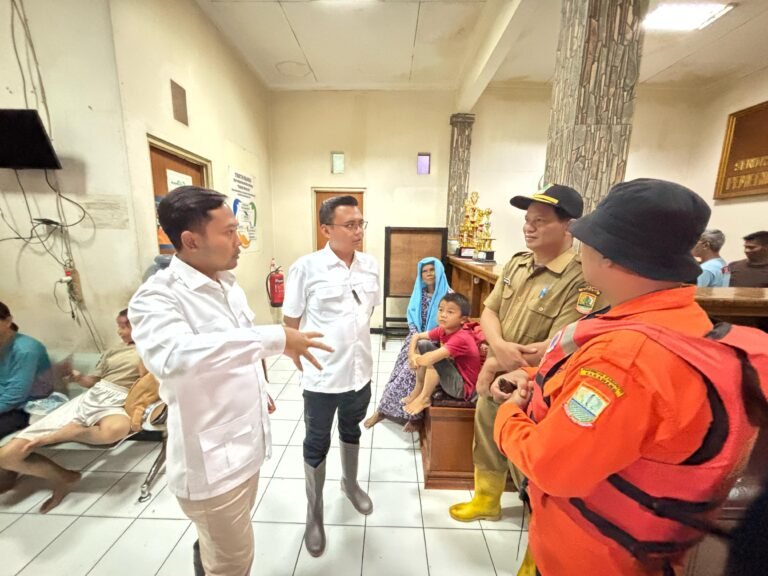 Dea Eka dan Maula Akbar Kompak Salurkan Bantuan untuk Korban Banjir Mekarmulya