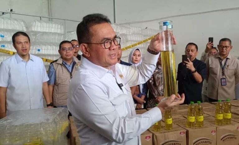 Sunat Literan, Menag – Satgas Pangan Segel Gudang Minyakkita di Karawang
