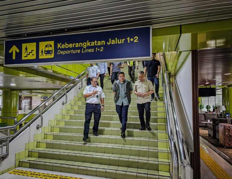 Seskab – Menhub Tinjau Kesiapan Stasiun Gambir Jelang Mudik Lebaran