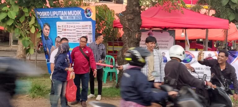 Posko Jaga Mudik IWOI Karawang Bagi-bagi Takjil