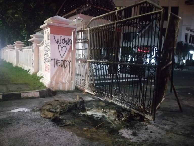 Demo Mahasiswa Karawang Ricuh, Rusak Fasilitas DPRD, Belasan Pendemo Diamankan Polisi
