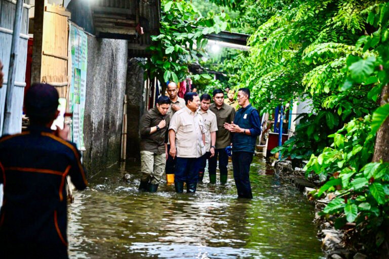 Prabowo Tinjau Banjir Bekasi, Buka Puasa Bersama Warga
