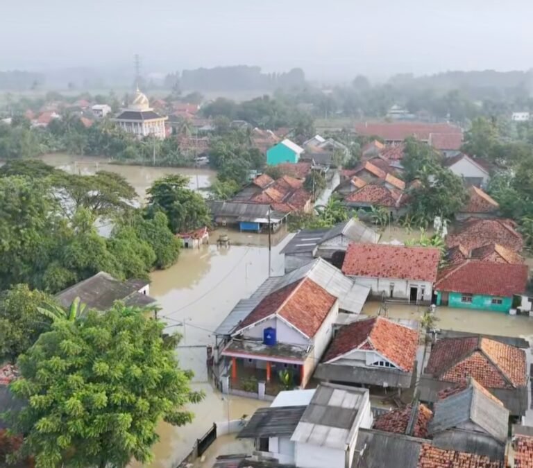 ‘Banjir Abadi’ di Karangligar Karawang, Warga Jalankan Ibadah Puasa di Pengungsian