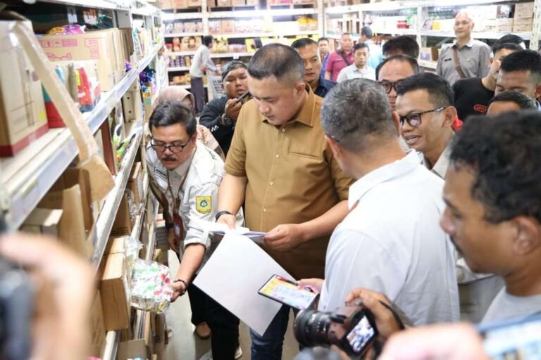 Sikapi Isu Produk Makanan Mengandung Unsur Babi, Bupati Bogor Sidak 2 Supermarket Besar