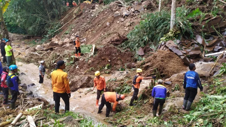 Tim SAR Masih Cari Korban Longsor di Subang