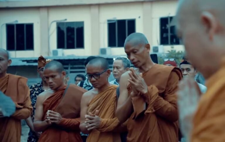 Dari Thailand Menuju Candi Borobudur, Puluhan Biksu Singgah di Karawang
