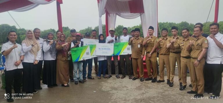 Nelayan dan Pembudidaya Ikan Bekasi Dapat Bantuan Jamsostek dan Sarpras