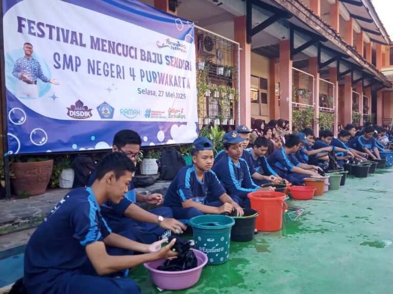 Pendidikan Karakter Unik di Purwakarta, Siswa Cuci Baju Sendiri Sebelum Masuk Kelas