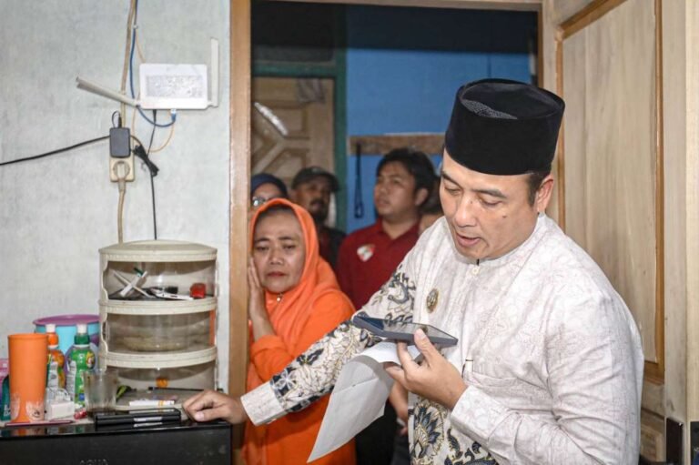 Warganya Dicekik Rentenir Saat Ditagih Utang, Erwin Turun Tangan Selesaikan Persoalan