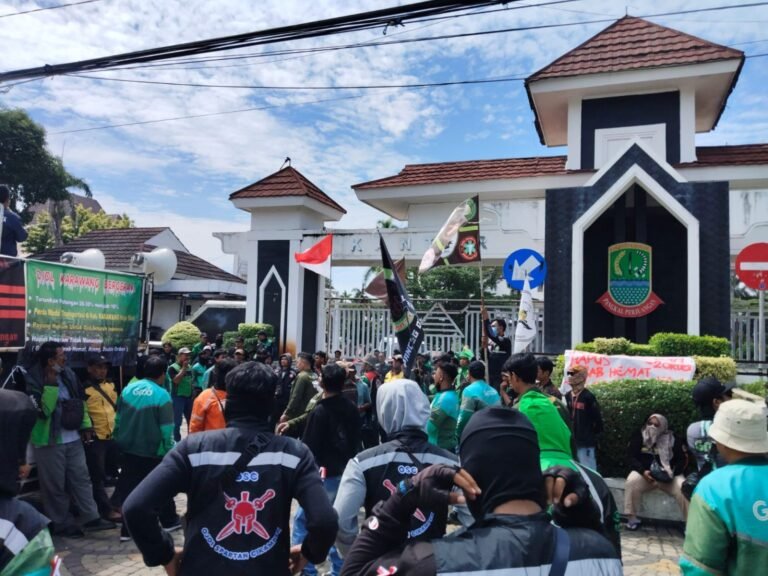 Demo Ojol di Karawang Tuntut Potongan Aplikasi Jadi 10%