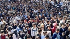 Puluhan-pencari-kerja-pencaker-memadati-kegiatan-job-fair