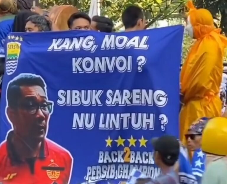 Spanduk Satir Bobotoh untuk Ridwan Kamil