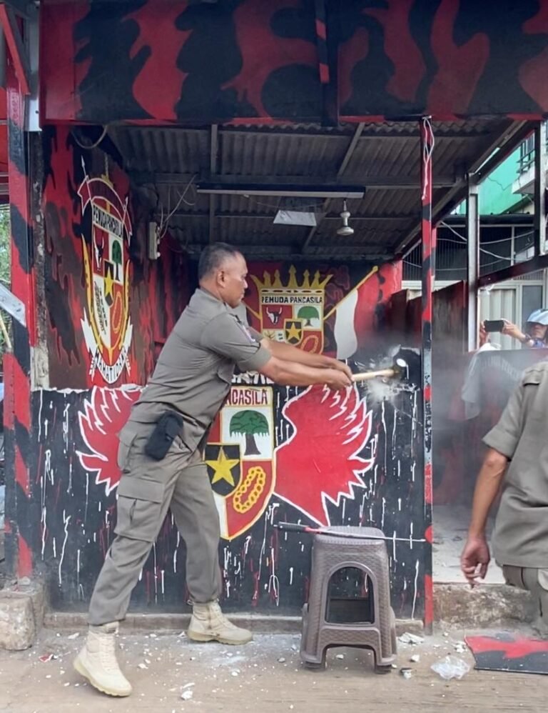 Bangunan Liar Milik Ormas di Depok Dibongkar Satpol PP
