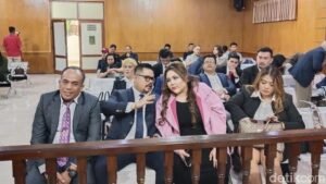 lisa-mariana-dan-pengacaranya-di-pn-bandung-1747624775331_169