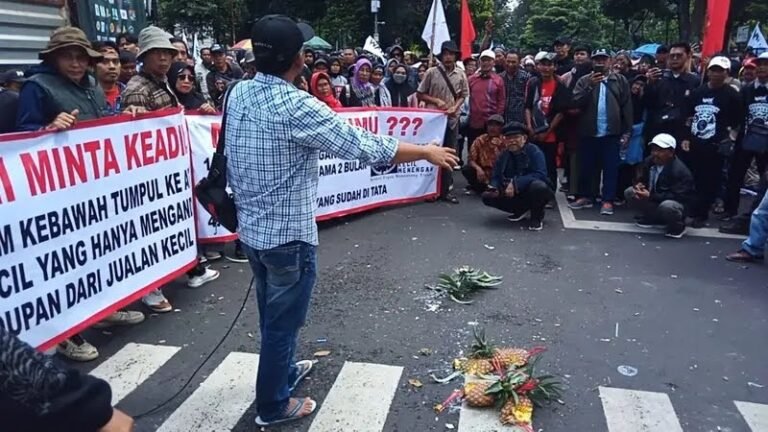 Tagih Janji Kompensasi, Pendemo Banting Nanas di Depan Gedung Sate