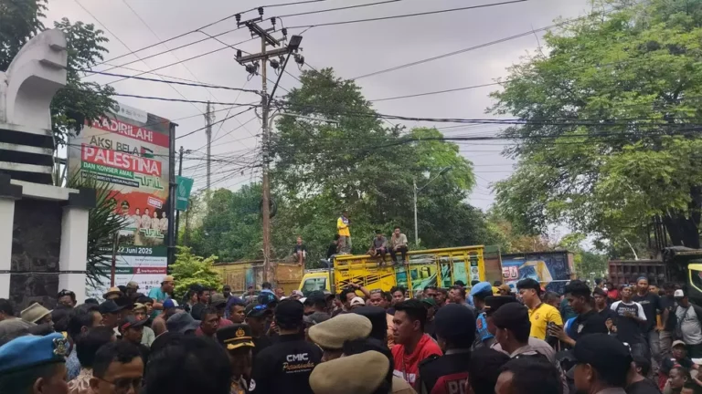 Sempat Ricuh, Demo Sopir Truk Jebol Pagar Pemkab Subang