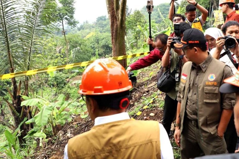 Menko PMK dan BNPB Tinjau Lokasi Pergerakan Tanah di Purwakarta