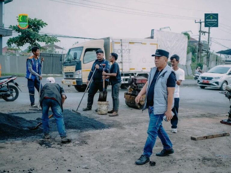 Bupati Aep Pantau Perbaikan Jalan di Kecamatan Jatisari
