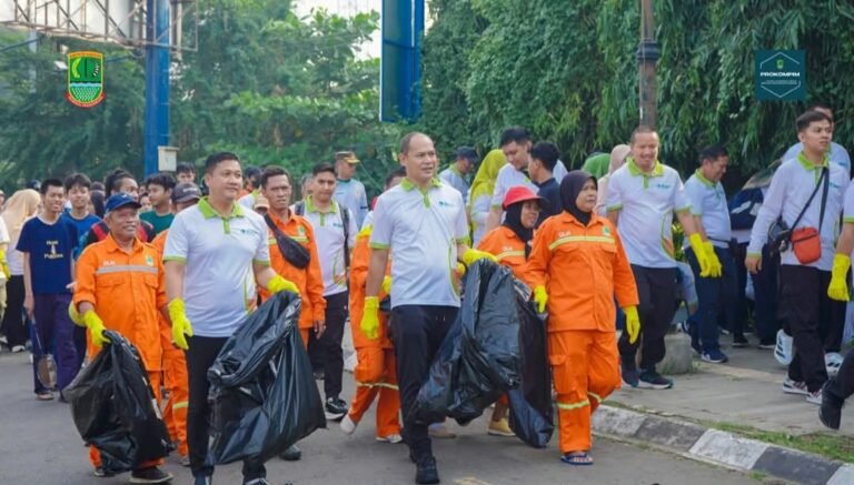 Dikomandoi Wabup dan Sekda, Pejabat Karawang Bersih-bersih Sampah di Area Car Free Day