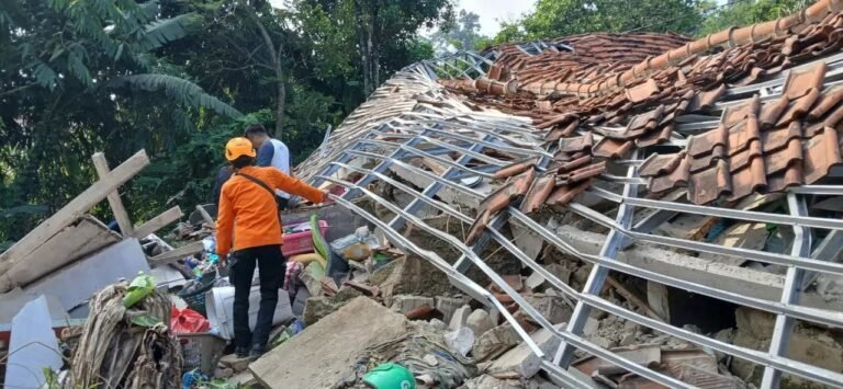 Tanah Bergerak di Purwakarta, 57 Rumah Rusak, 250 Jiwa Mengungsi