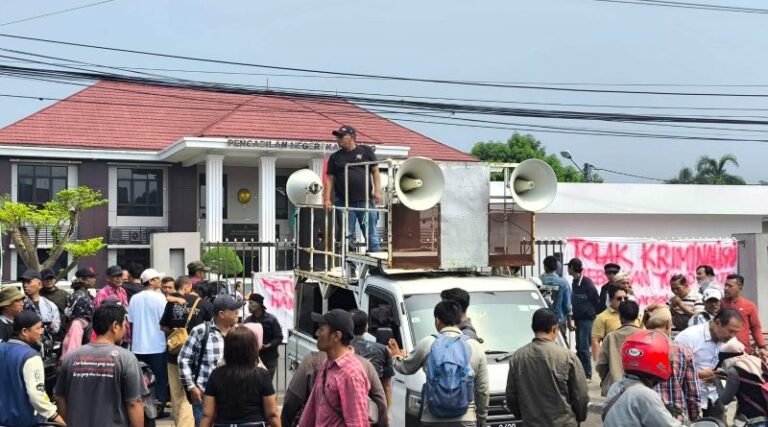 Tolak Kriminalisasi Narsum, Wartawan Demo di Depan PN Karawang