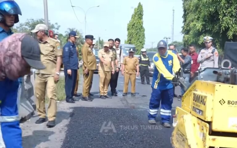 Nunggu PPK 1 Jabar Lama, Bupati Aep Inisiatif Perbaiki Jalan Rusak