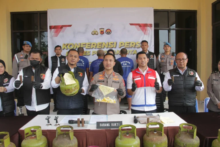 Polisi Ungkap Kasus Pengoplosan Gas Elpiji, 3 Orang Tersangka Diamankan