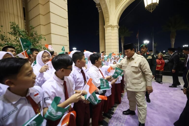 Prabowo Disambut Meriah Siswa dan Diaspora di Jeddah