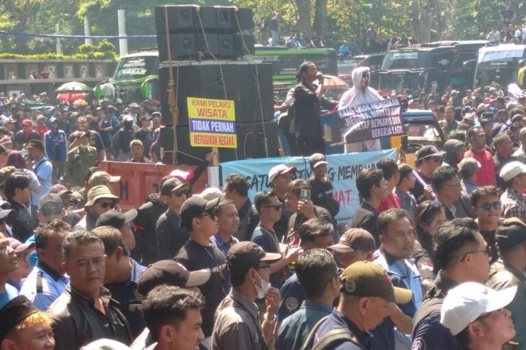 Pekerja Pariwisata dan Sopir Bus Demo Dedi Mulyadi