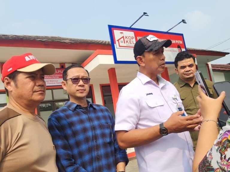 Dirut Bulog Sidak Ketersediaan Beras di Kopdes Merah Putih Bekasi