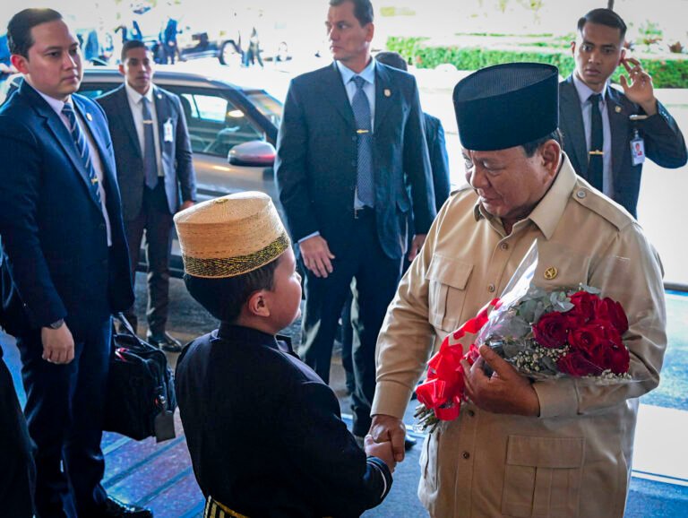 Momen Saat Anak Laki-laki Diaspora di Brasil Berikan Bunga ke Prabowo