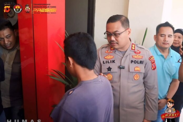 kapolres-purwakarta-akbp-lilik-ardiansyah-saat-menginterogas-2gpj