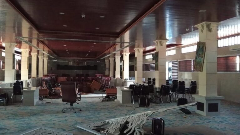 Massa Rusak Fasilitas Pemkab dan Pemkot Cirebon