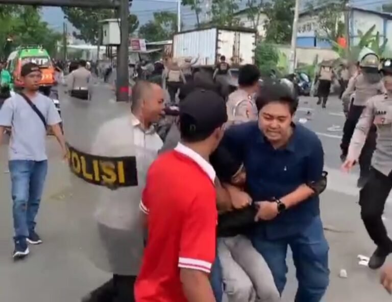 Ricuh Demo di Mapolres Karawang, Gerbang Dijebol Massa, Polisi Tembakan Gas Air Mata