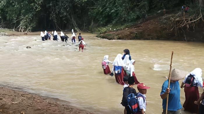 Perjuangan Menantang Maut Pelajar Sukabumi untuk Sampai ke Sekolah