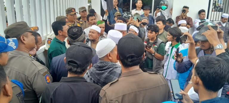 Tolak Operasi Holywings, Masyarakat Demo di Depan Kantor Bupati Karawang