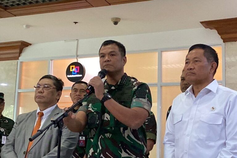 TNI Bantah Lakukan Pembiaran Pembakaran Obyek Vital oleh Pendemo