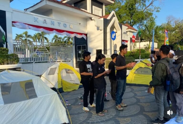 ‘Tenda September Gelap’ Mahasiswa di Depan Kantor Bupati Karawang