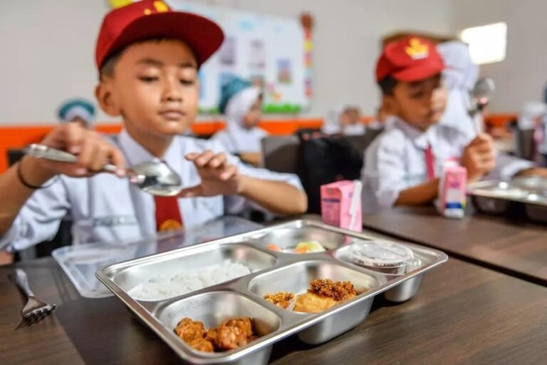 MBG Sedot Anggaran Pendidikan Rp 233 Triliun Saat Ribuan Siswa Keracunan
